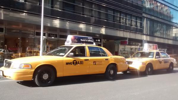 2-Original New Yorker Yellowcab, NYC Taxi, New York Taxi mit Taxameter und Trennwand