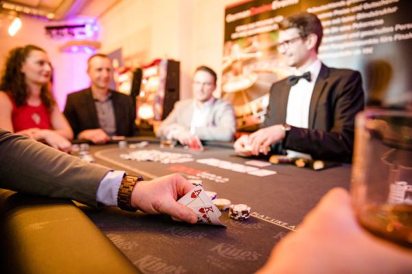 6-Mobiles Casino – Roulette, Black Jack, Poker, Chuck a luck, Slot Maschinen und Spielbank mi...