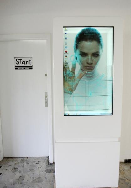 Interaktive Vitrine mit transparenten Monitor