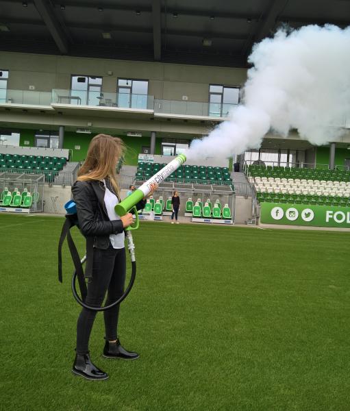 T-Shirt Kanone "Stadium" mit Co2 Effekt. Schießt bis zu 5 T-Shirts auf einmal bis 40 Meter weit.