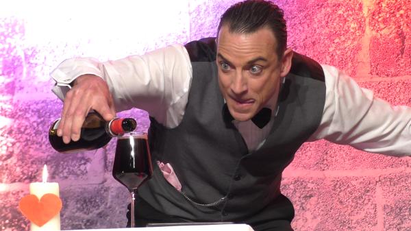 2-Ullich Steybe - der Comedy Kellner mit Stil - Jonglage und Animation