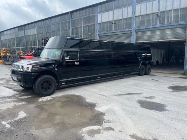 Schwarze Hummer Stretchlimousine Düsseldorf mieten mit Stehhöhe