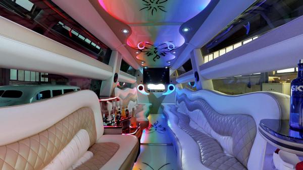 3-Schwarze Hummer Stretchlimousine Düsseldorf mieten mit Stehhöhe