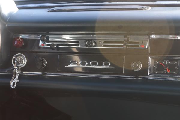 2-Mercedes 200 D Heckflosse