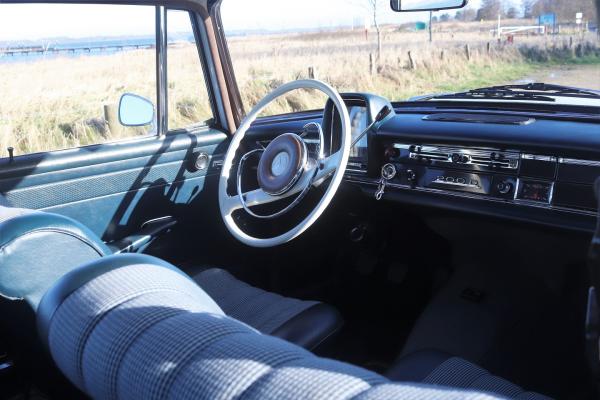 3-Mercedes 200 D Heckflosse