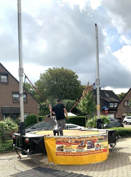 1er Bungee Trampolin mieten auf einem Anhänger, nicht bauabnahmepflichtig.