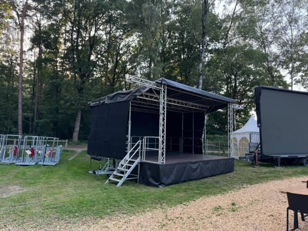 Mobile Bühne mieten – Stagemobil L für Ihr Event!