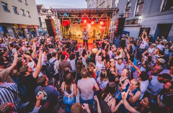 6-Mobile Bühne mieten – Stagemobil L für Ihr Event!