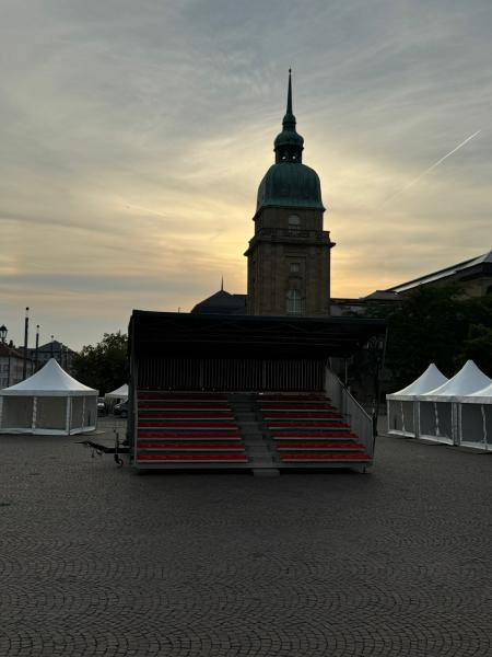 2-Bravo 122 mieten – 122 überdachte Sitzplätze für Ihr Event!
