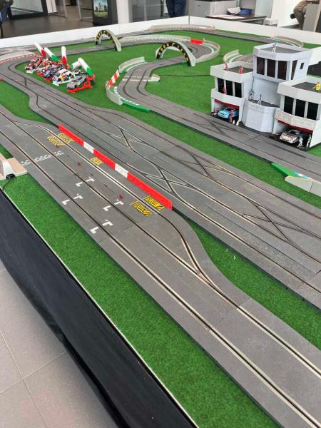 6-Digitales SlotCar Racing – Autorennbahn für bis zu 6 Fahrzeuge gleichzeitig XXL