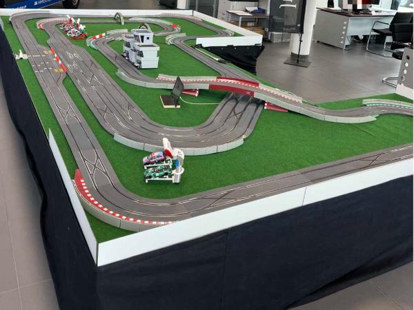 Digitales SlotCar Racing – Autorennbahn für bis zu 6 Fahrzeuge gleichzeitig XXL