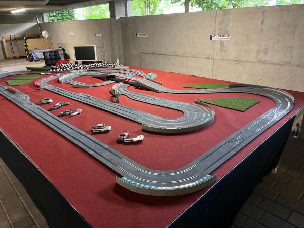 3-Digitales SlotCar Racing – Autorennbahn für bis zu 6 Fahrzeuge gleichzeitig XXL