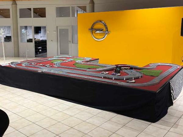4-Digitales SlotCar Racing – Autorennbahn für bis zu 6 Fahrzeuge gleichzeitig XXL