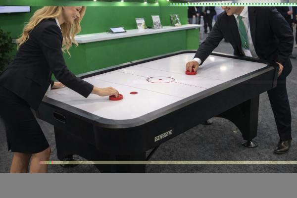 Air Hockey mieten &ndash; Das schnelle Eventspiel f&uuml;r Firmenfeiern, Hochzeiten & Events