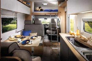 2-Wohnmobil LMC Alkoven 690