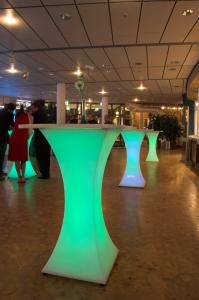 2-Design Stehtisch led partytable- Kunststoffkorpus - LED beleuchtet inklusive Akku (30 Std. Laufzeit)