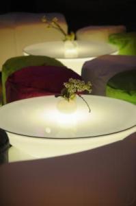 2-Beleuchteter Lounge LED Tisch mit AKKU