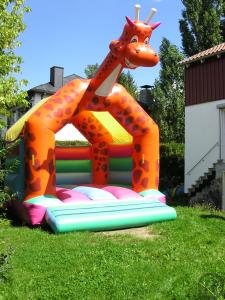 Hüpfburg/ Springburg Giraffe 4x5m mit Dach
- incl. Gebläse und Zubehör