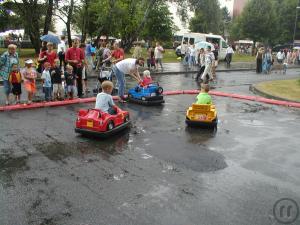 4-Elektroautos MiniSkooter Bis zu 5 Autos in einer variablen Fahrbahnumrandung ist fast jede Gr&oum...