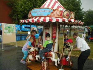 4-Mini Kinderkarussell Nostalgie Pferdchenkarussell 3 Pferde & 3 Kutschen für die kleinen ...