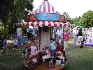 3-Mini Kinderkarussell Nostalgie Pferdchenkarussell 3 Pferde & 3 Kutschen für die kleinen ...