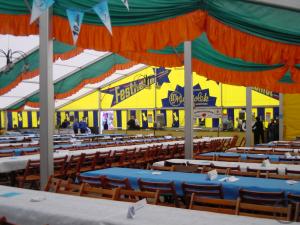Tische und Stühle für ihre Veranstaltung 2 m lang 70 cm breit für 8 Stühle
