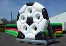 Riesige Fussball Torwand aufblasbar
(in Form eines gigantischen Fussballs)