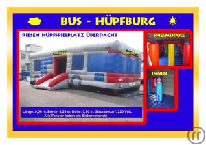 Bus Hüpfburg. Im Inneren der Bus-Hüpfburg sind Spielmodule auf der Matratze! mieten