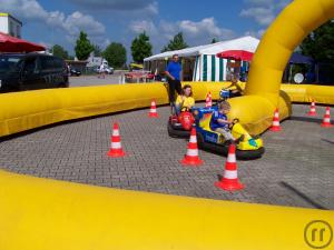 2-Kinderkartbahn mit 3 Elektrofahrzeugen & Sicherheitsumrandung - Sorglospaket