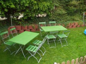 3-Biergarten-Garnitur aus Brauereiherstellung Stühle und Tische auch für den Outdoor-Betr...
