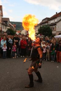 3-Feuershow mit Feuerspucker und Feuerschlucker gesucht? Wir bieten Feuerkünstler ob Mann oder...