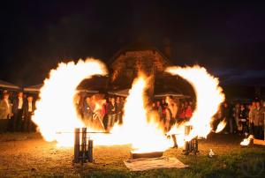 5-Project PQ realisiert explosive Feuershows und exclusive Schwarzlichtshows für Galas und Eve...