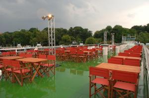 2-Teakholzstuhl, wettertauglich und klappbar, mit Stoffsitzlehne in der Farbe orange