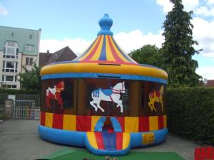 2-Hüpfburg Karussell mit Regen-/Sonnendach