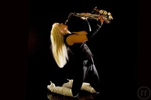 4-Saxophonistin Kathrin Eipert mit einmaliger Show und erstklassiger Dinnermusik
