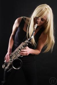 2-Saxophonistin Kathrin Eipert mit einmaliger Show und erstklassiger Dinnermusik