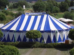 3-Feiern SIE im CIRCUSZELT