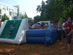 Human Table Soccer, aufgeblasener Riesenkicker, Tischfußball mit Menschen, Tischckicker