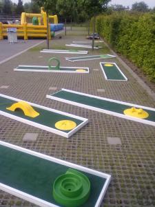 2-mobile Minigolfbahn mit versch. Hindernissen