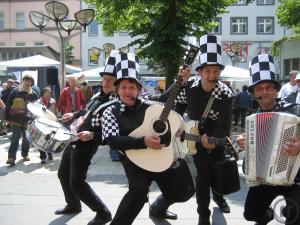 1-Walking Hats - Partyband und Walk-Act "unplugged"