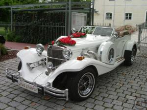 2-Hochzeitsauto -Oldtimer: Excalibur in weiß Cabrio ---Imperial in weiß mit verdeck.
