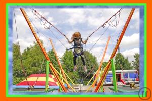 1-4er Bungee Trampolin auf einem Anhänger, nicht bauabnahmepflichtig.