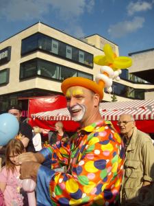 1-Ballonclown-Mario Ballonkünstler Kinderschminken Ballon-Weitflugwettbewerb